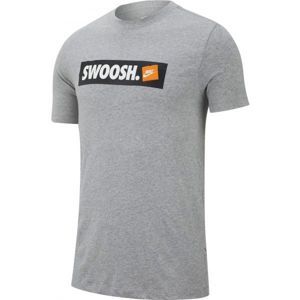 Nike NSW TEE SWOOSH BMPR STKR šedá XL - Pánske tričko